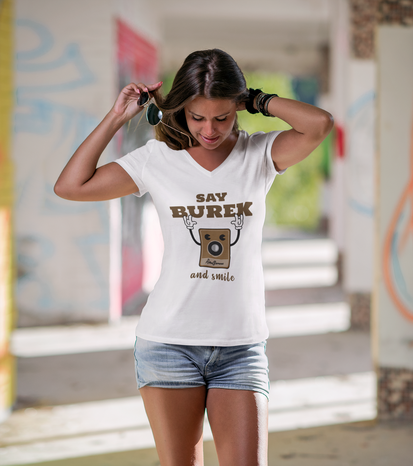 "Say Burek and smile" - T-Shirt mit V-Ausschnitt