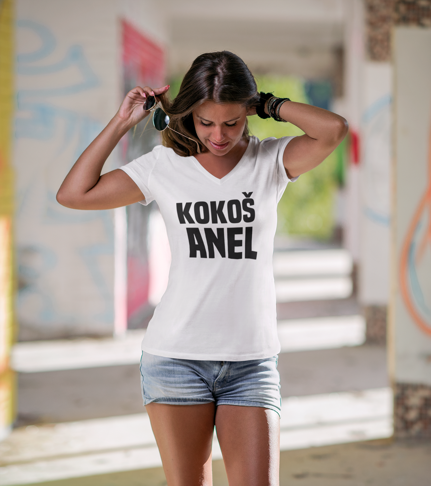 "Kokoš anel" -T-Shirt mit V-Ausschnitt