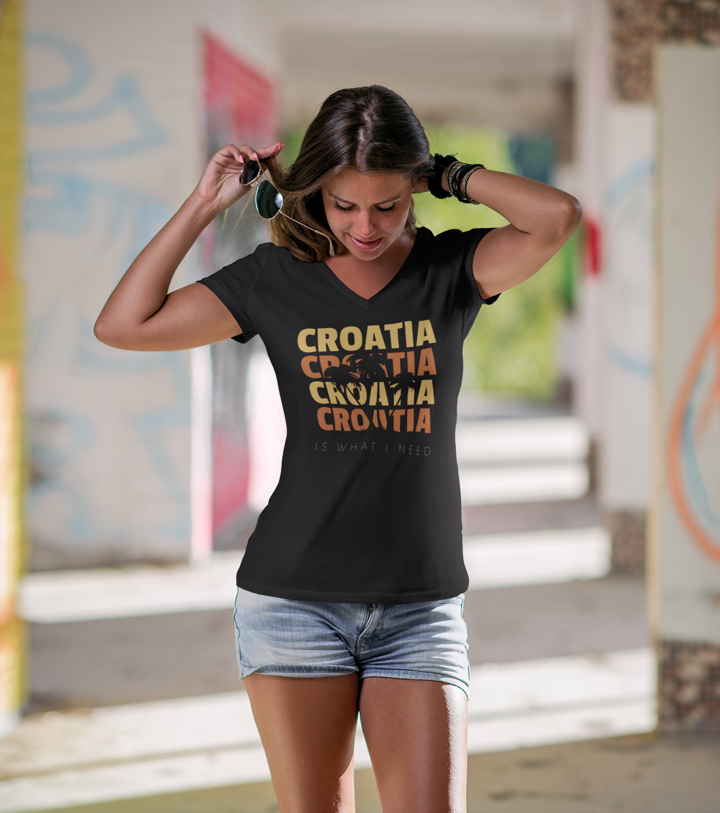 "Croatia is all I need" - T-Shirt mit V-Ausschnitt